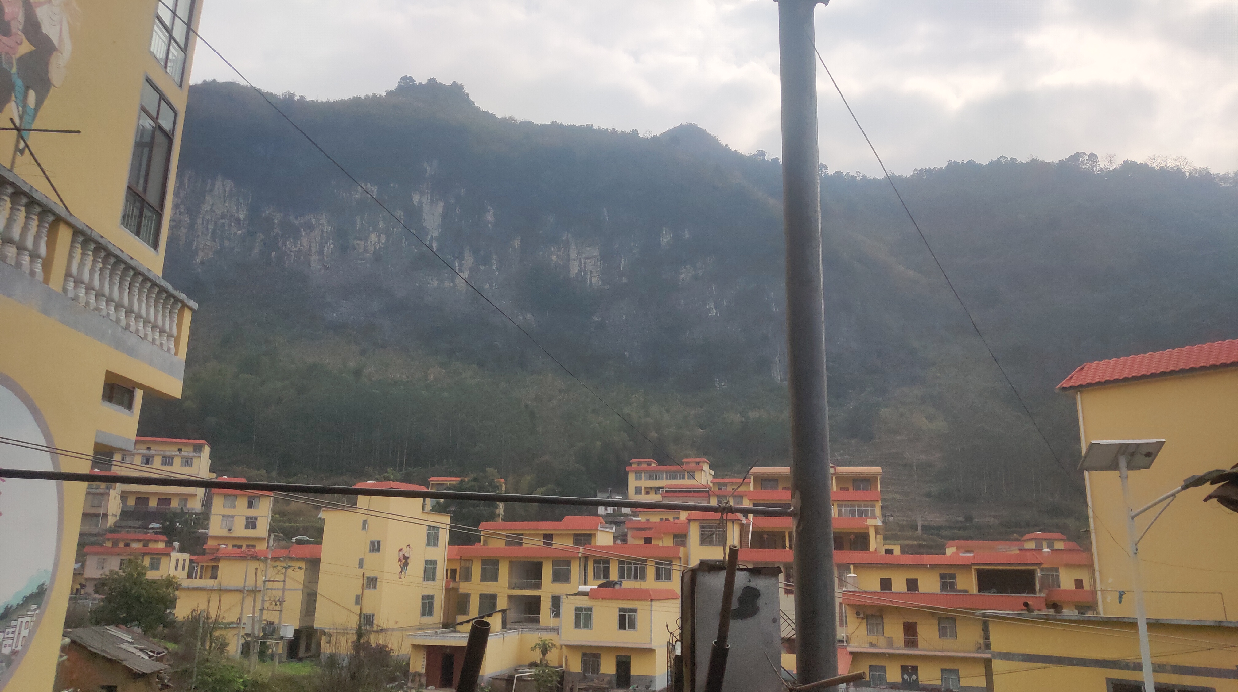 大化县岩滩镇美女峰下的新农村