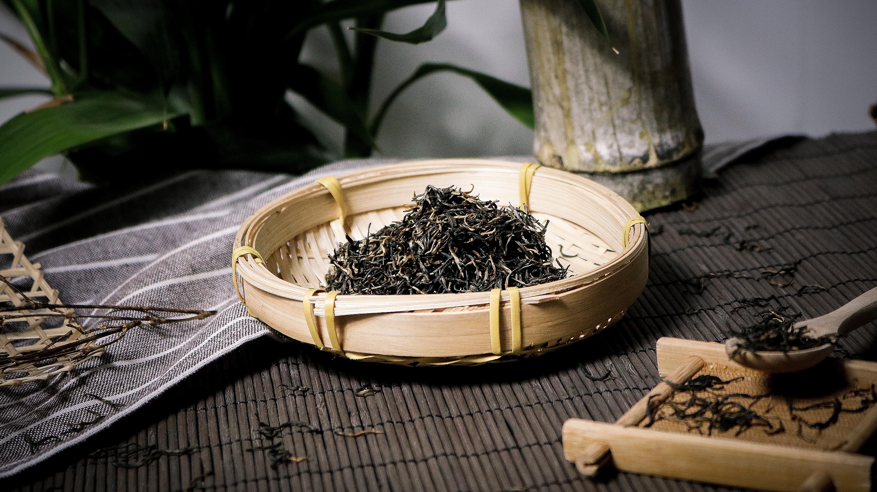 除了其独特的口感和香气,茶叶还因其丰富的抗氧化物质和其他有益成分