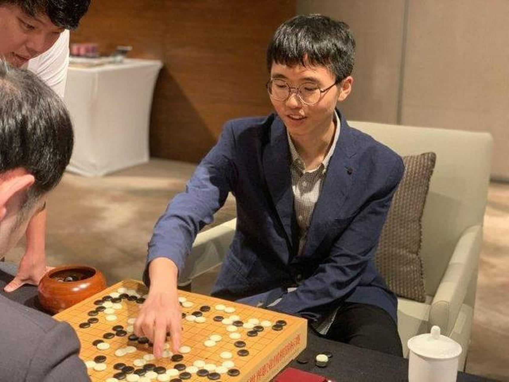 第5届梦百合杯8强赛中,李轩豪九段击败檀啸九段,半决赛将与刘宇航六段