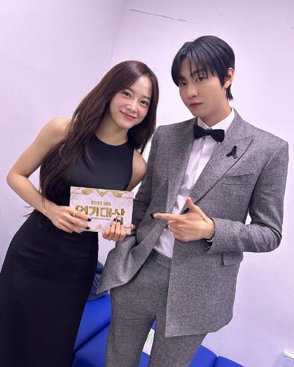 sbs演技大赏:宋江金裕贞成最佳cp,安孝燮同台3女友被亏爆