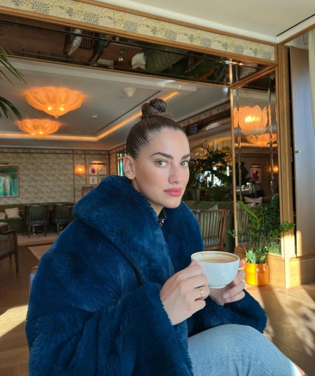 lorenaduran是一位来自西班牙的模特,以独特的魅力和自信的个性在模特