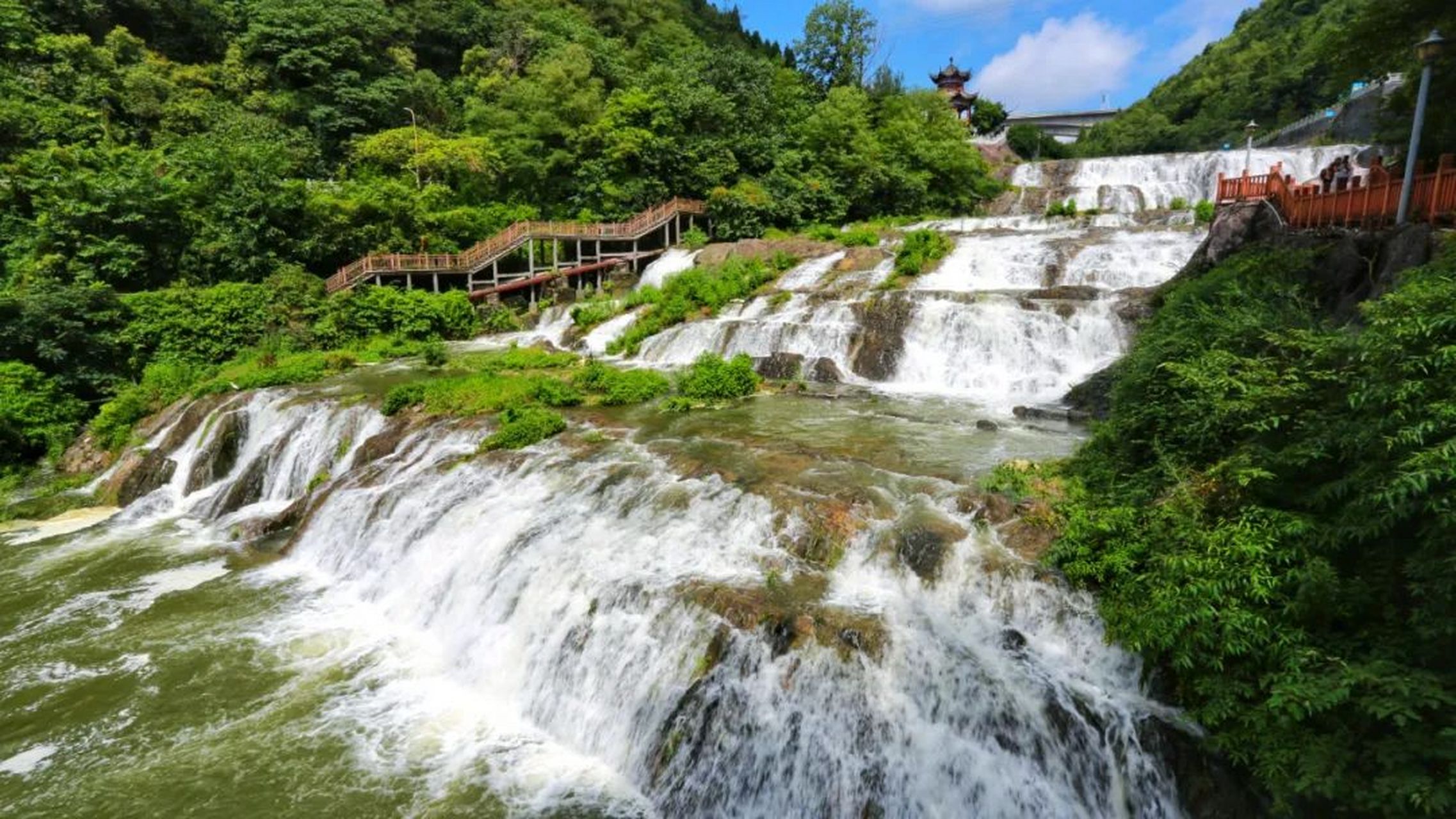 响水滩公园,坐落于七星关区的中心地带,东接纱帽山公园,西临北镇关