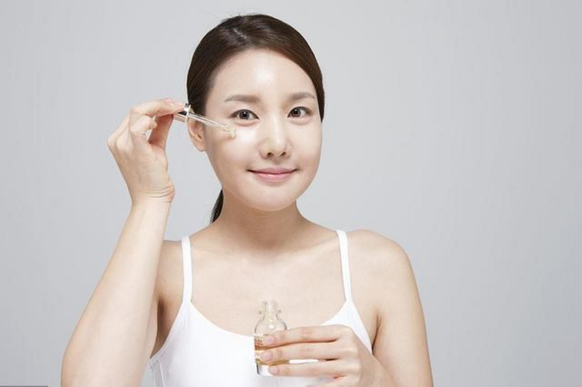 摘要: 水,乳,霜,精华液的正确使用顺序是:先使用化妆水或爽肤水,再