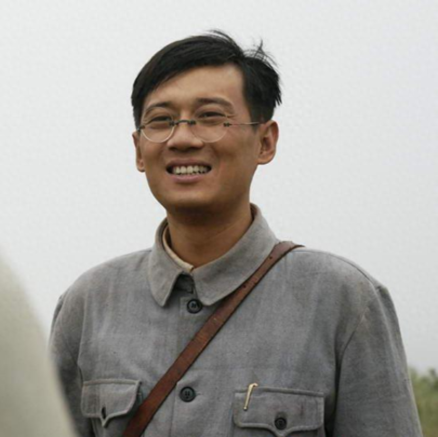 徐洪浩比妻子大10岁家里家外都被妻子领导风光背后有眼泪