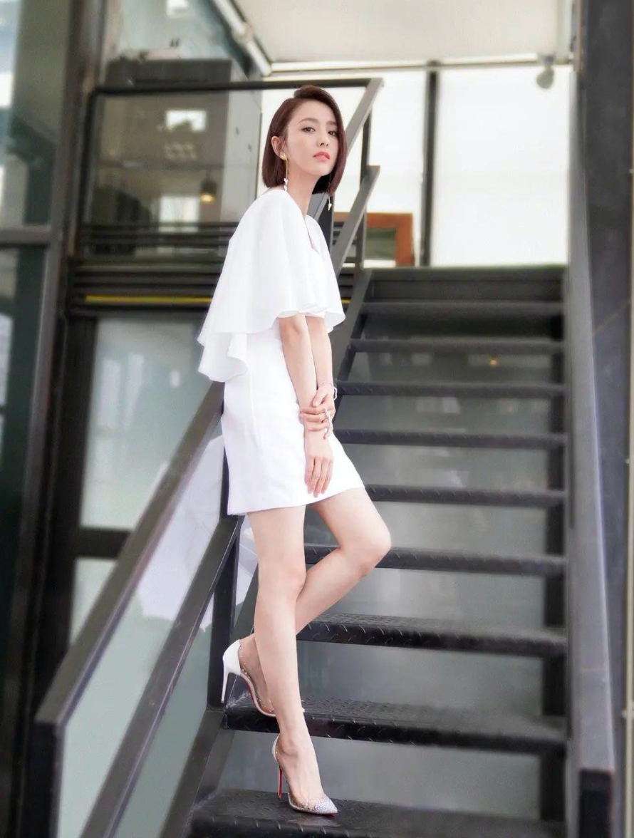 光脚女神佟丽娅,网友:这白的发亮的玉足,陈思成的快乐你不懂!