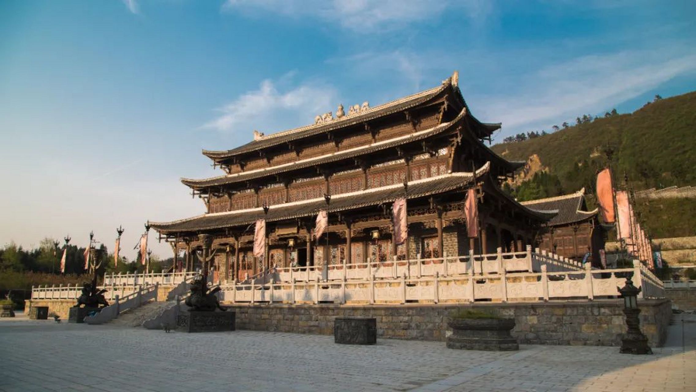 贵州宣慰府,坐落于大方县慕俄格古城之内,堪称贵州最大的彝族仿古建筑