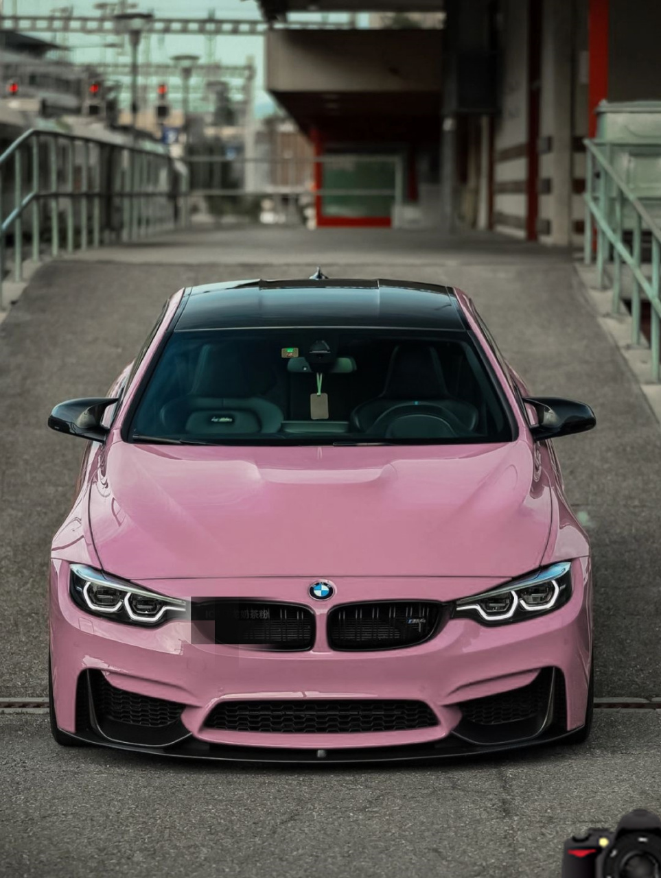 这款乌龙奶茶粉色的宝马m4,简直是少女心爆棚的代名词!