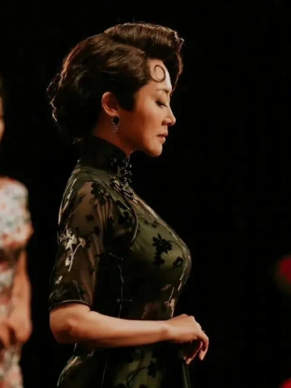 显然,许晴将女性的曲线美与优雅的旗袍完美结合,展现了东方女性独特的