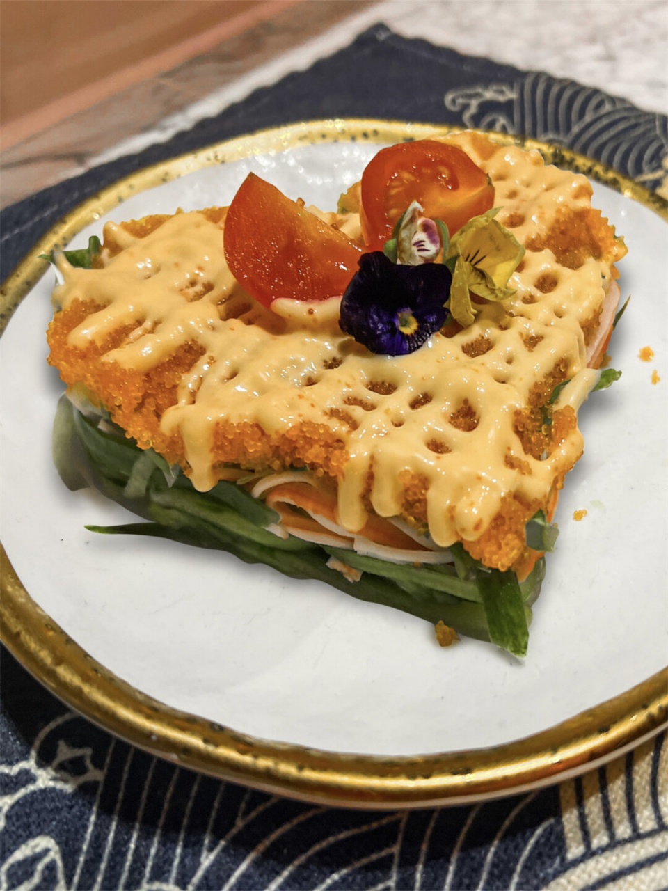 心形蟹籽沙律是一道令人心动的菜品,精选的日式经典开胃菜如大虾谈揪