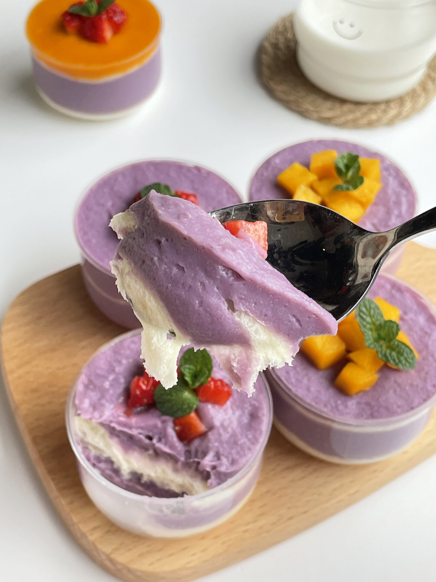 自制芋泥水果蛋糕,软糯细腻  准备的食材:鲜牛乳,紫薯,芋头,草莓,芒果