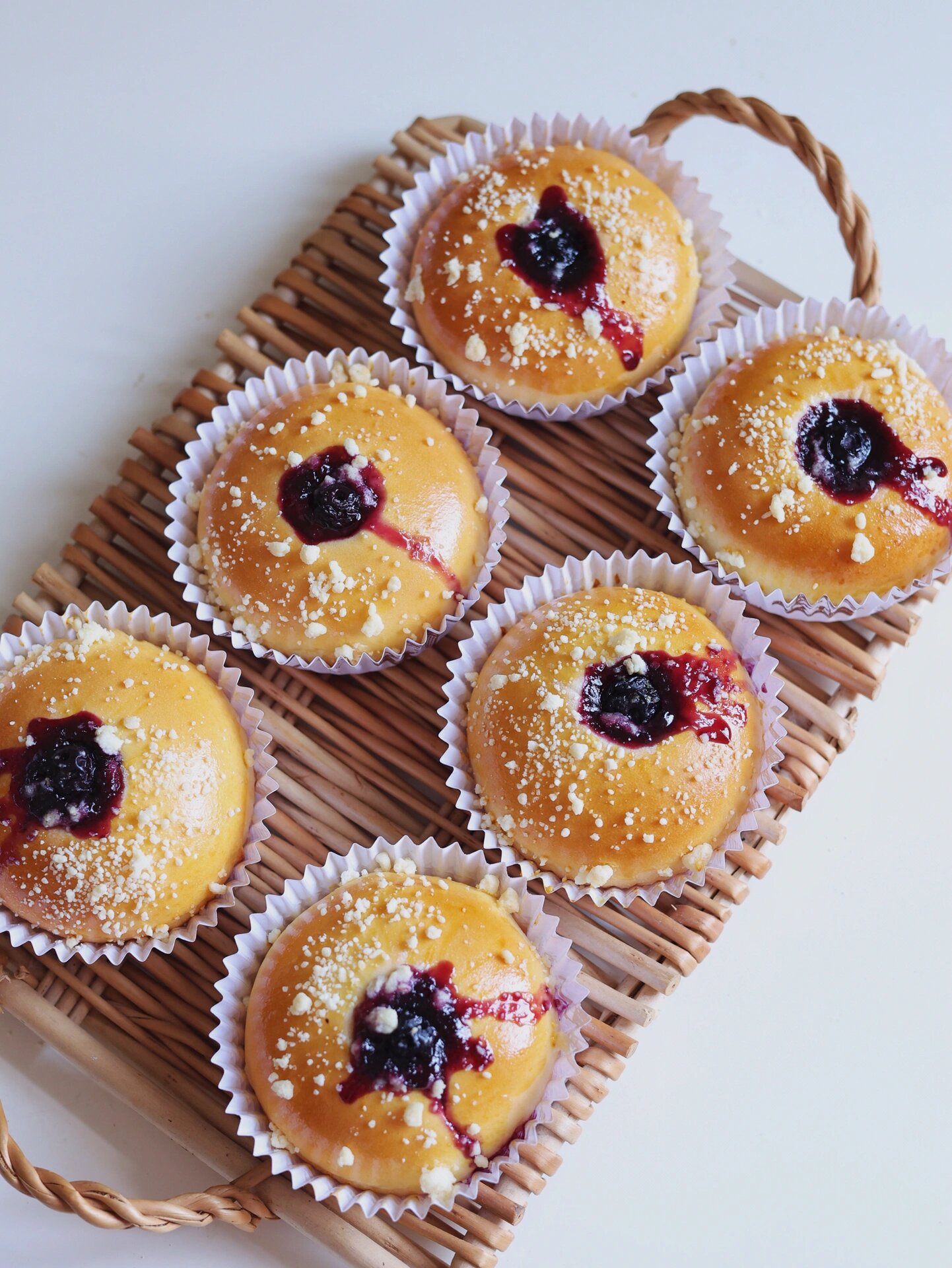 蓝莓爆浆酥粒面包,松软好吃一次成功!