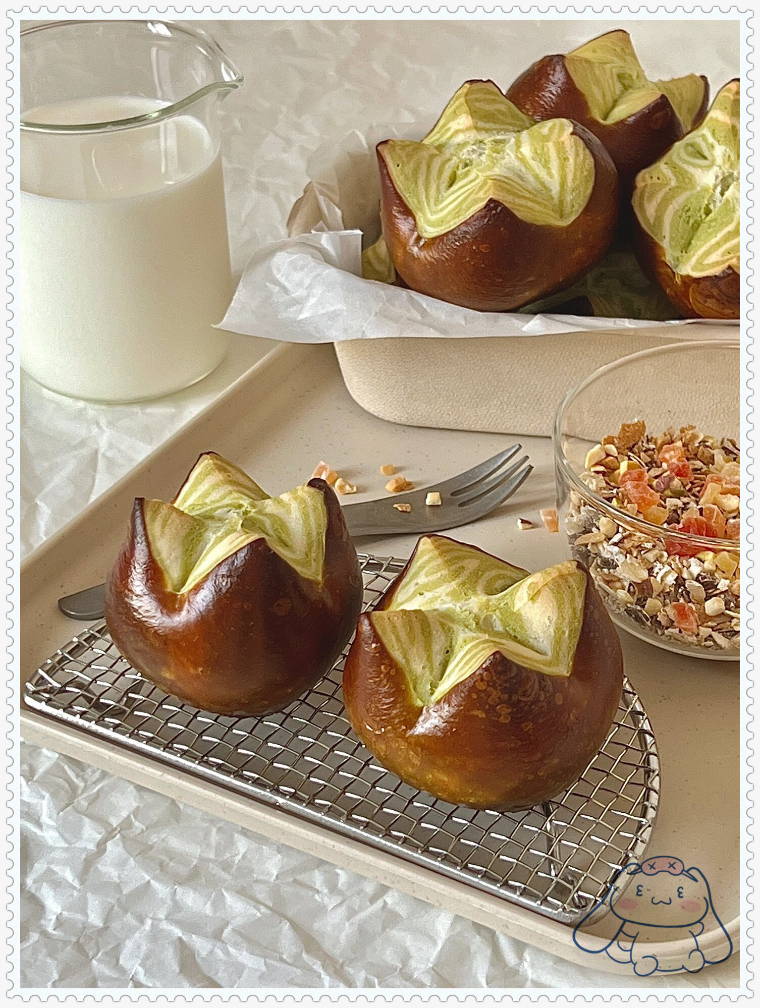 斑斓千层碱水球  斑斓猪蹄,碱水里有椰香味,底历舍儿斯~ 呈现一盘够吃