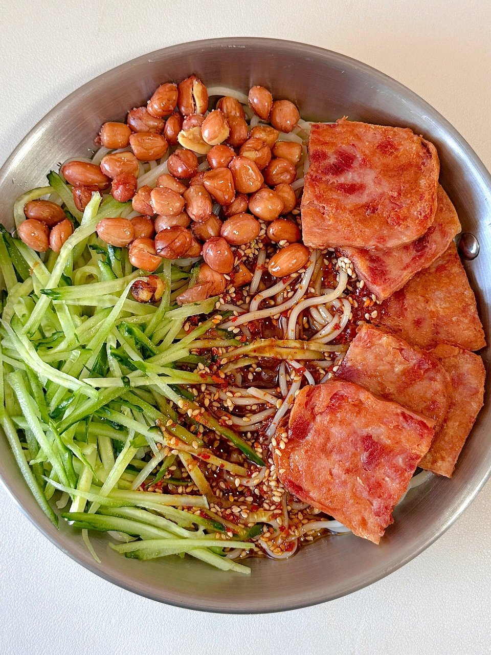 简单又好吃的凉拌面做法  准备食材:面条,黄瓜,午餐肉,花生米.