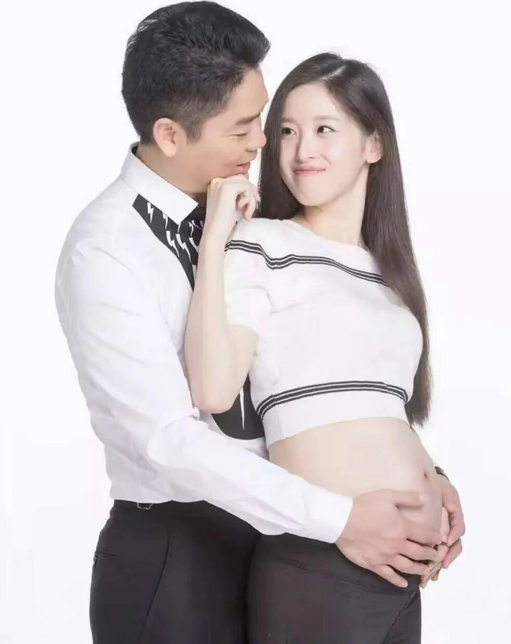 章泽天二胎曝光:双胞胎男孩近周岁,家庭生  八卦娱乐的舞台上,章泽天