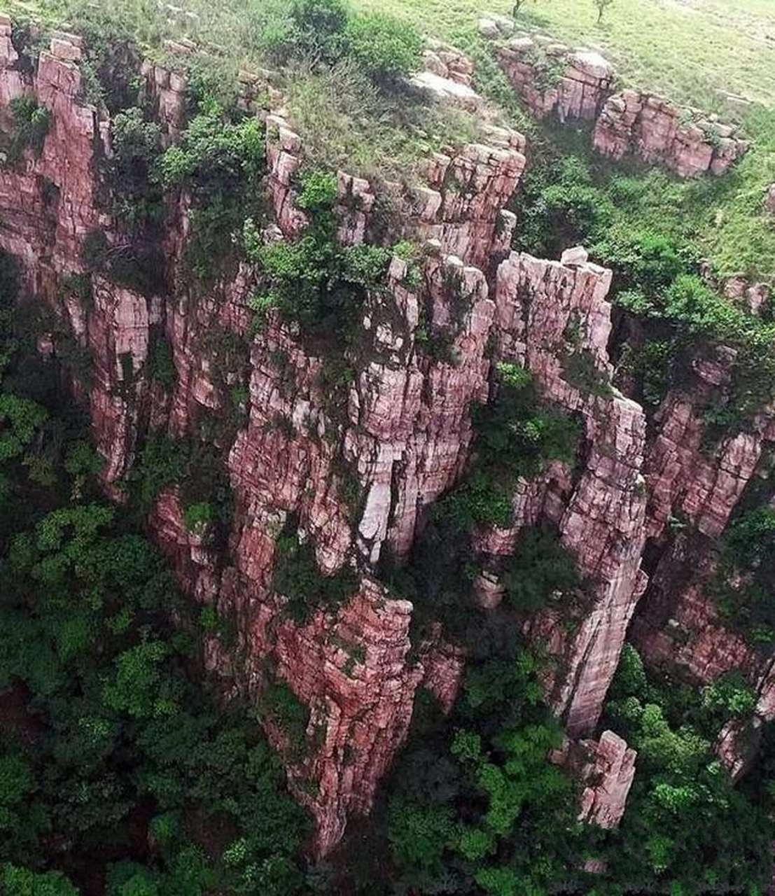 游遍河南都说中# 驻马店市遂平县隧袁路杨树湾的红石崖景区,是一处