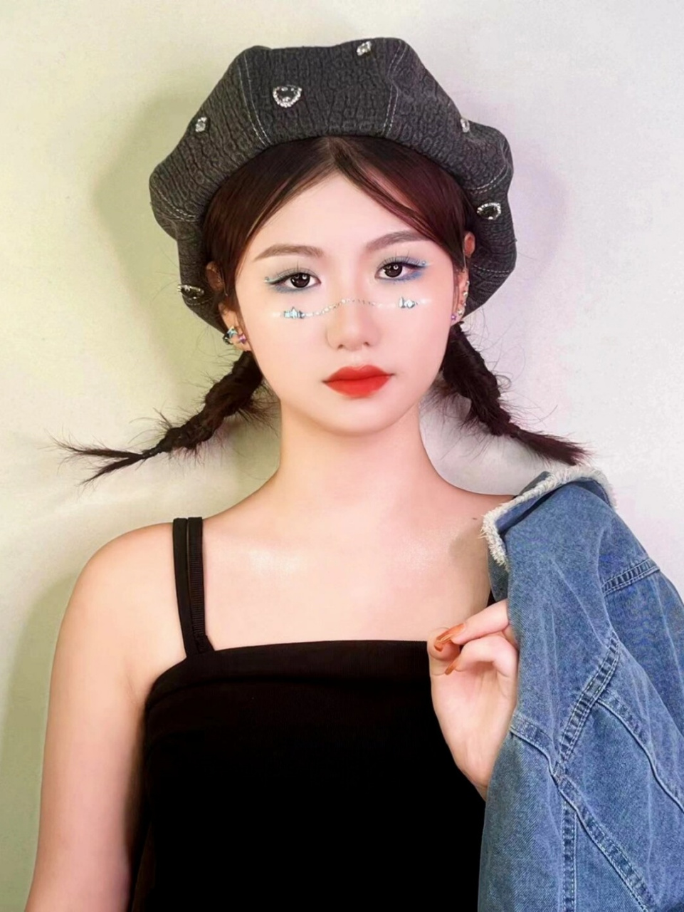 y2k夏日千禧辣妹妆  冰透蓝与碎钻的结合,如同夏日里的一缕清风,为你