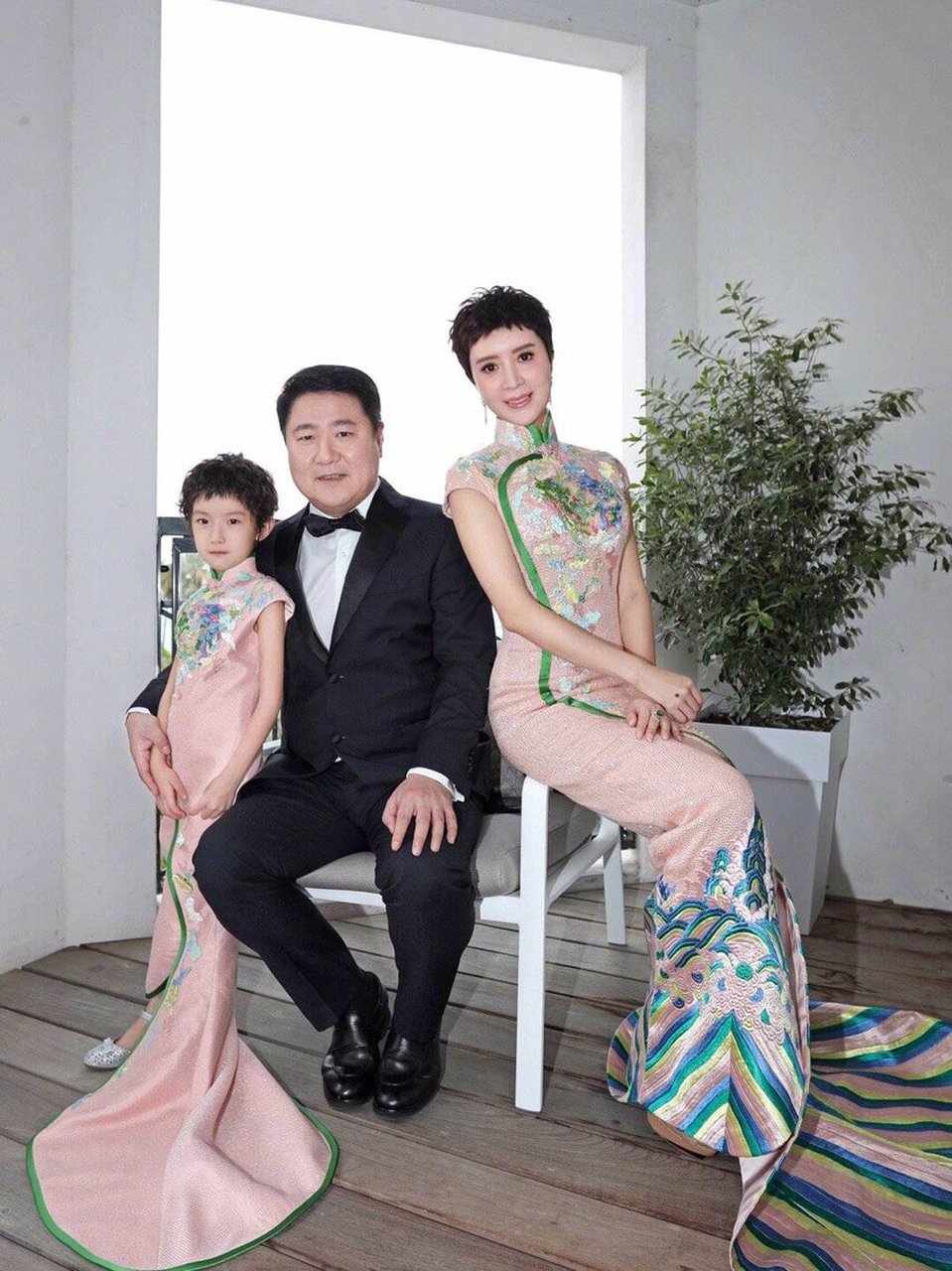 金巧巧一家人闪耀戛纳红毯 她满族身份引人瞩目,据说她还是爱新觉罗的