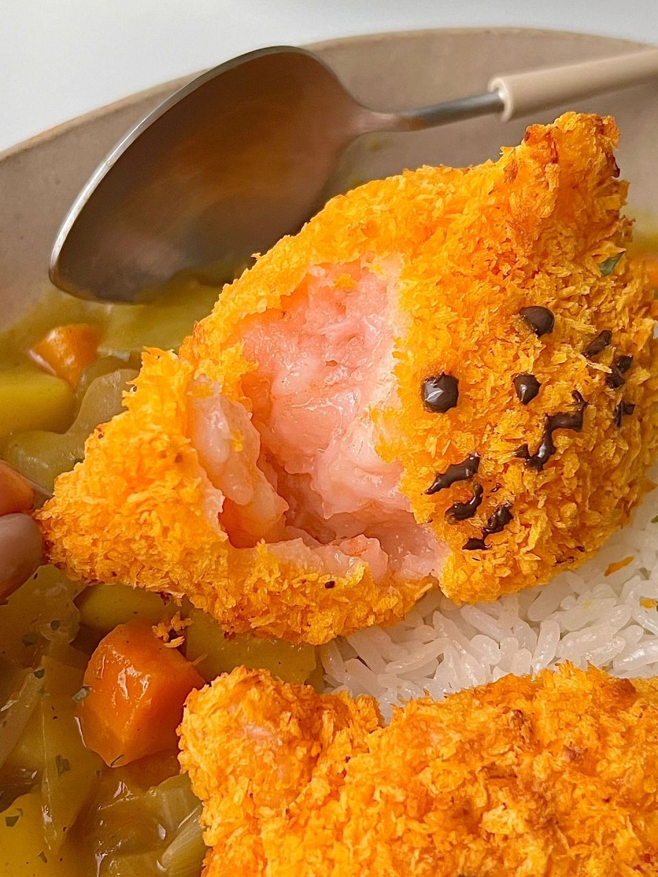 一人食猫咪虾排咖喱饭酥脆爆汁 简单食材逮虾记的九五纯虾排洋葱 土豆