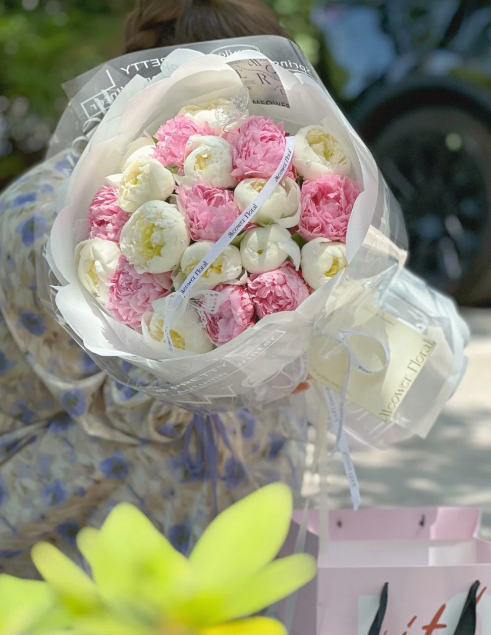 友情,如同这粉白芍药混搭的闺蜜花束,清新脱俗,散发着淡雅的芬芳.