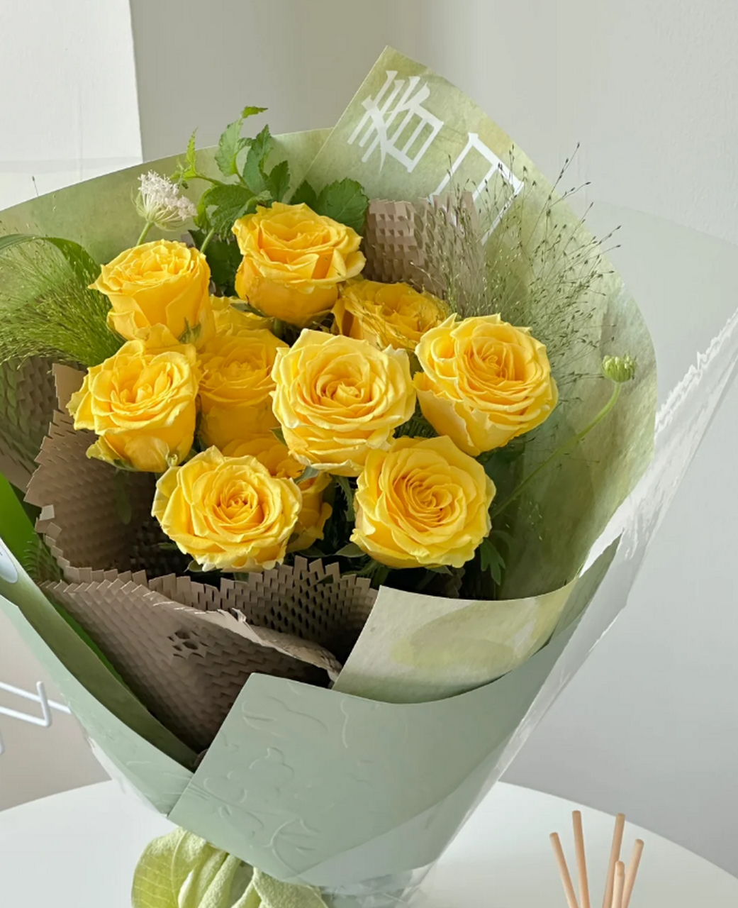 关于黄玫瑰花束的寓意,众说纷纭.