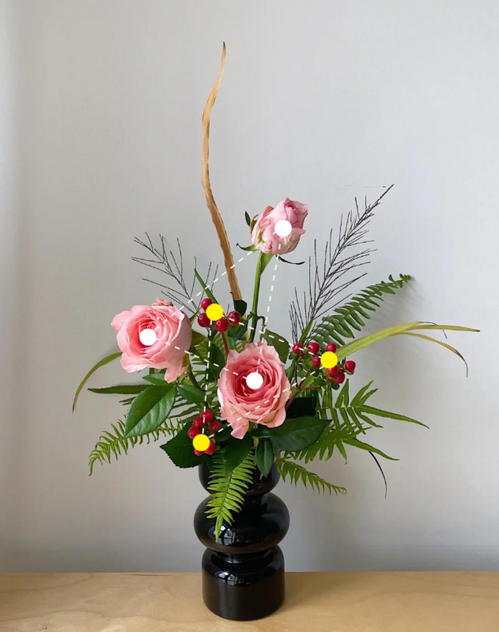 别担心,就为你带来一款超简单的玫瑰插花技巧,让你一学就会!