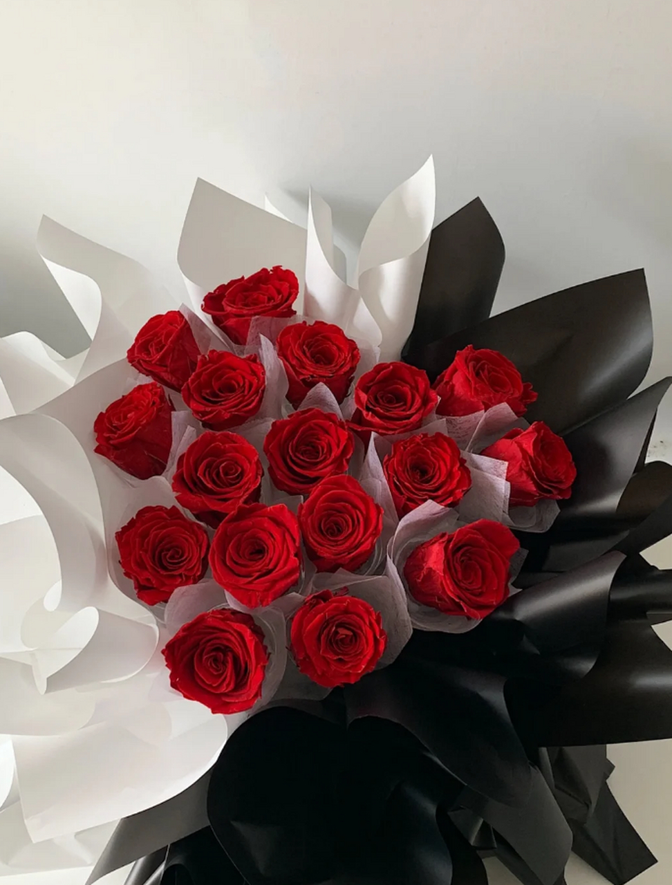 心之永恒:红色玫瑰永生花束的浪漫情怀 心形永生花,象征着永恒的爱情