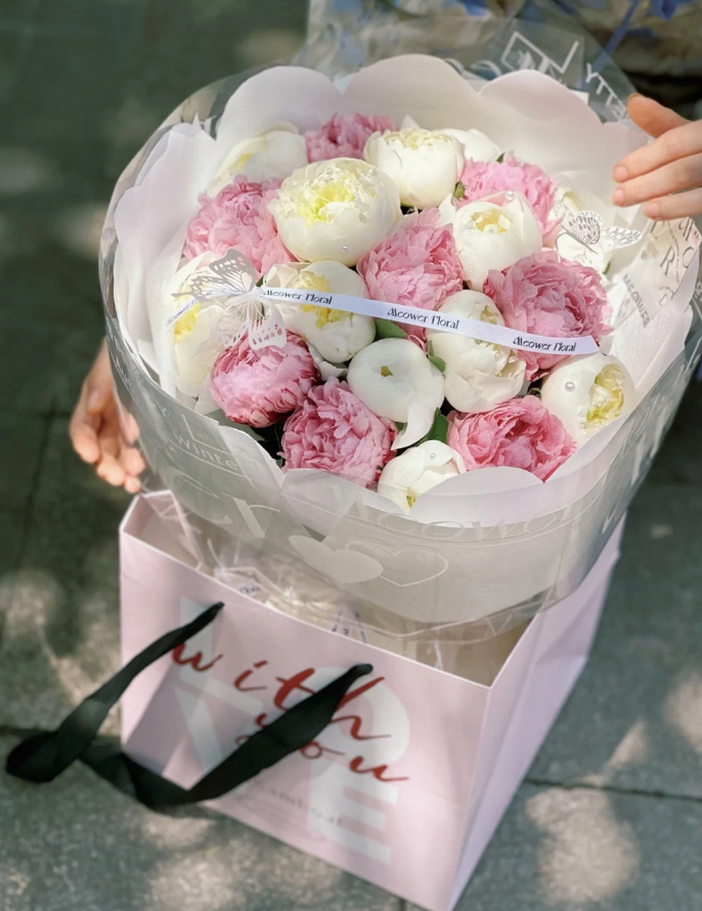 友情,如同这粉白芍药混搭的闺蜜花束,清新脱俗,散发着淡雅的芬芳.