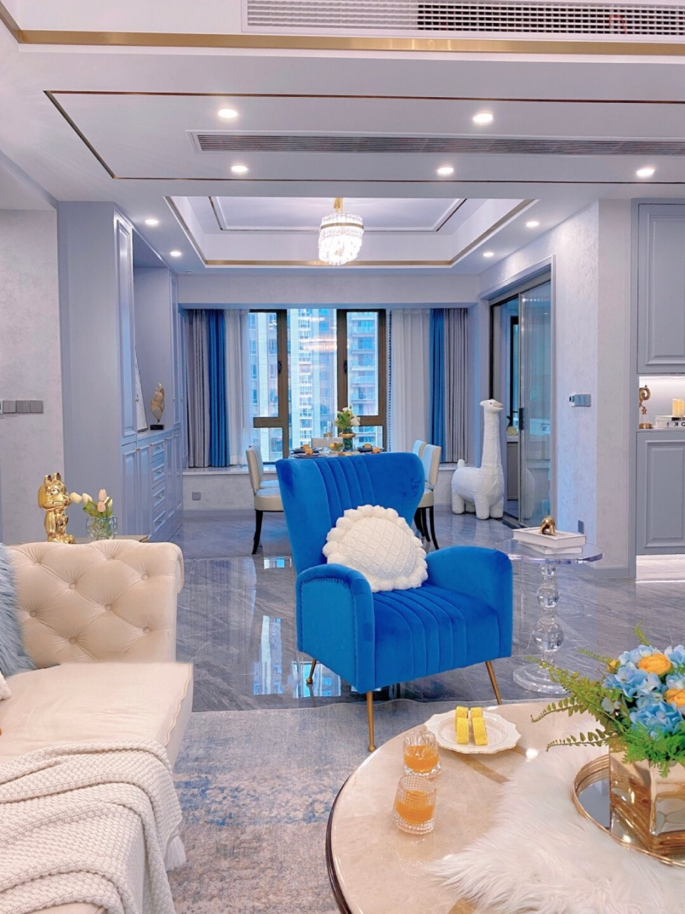 全屋采用低饱和度的蓝色调,犹如清新海洋般宁静怡人