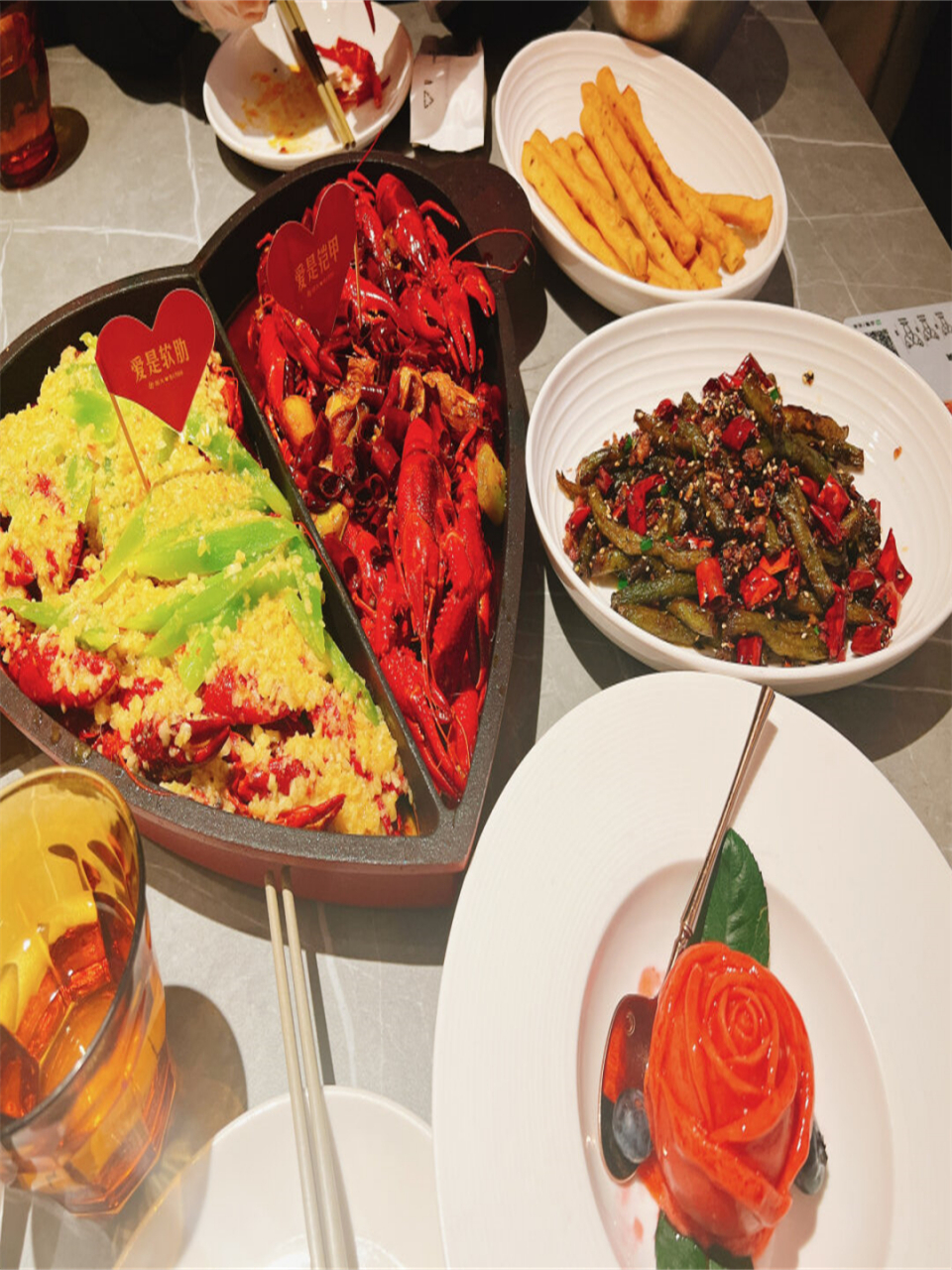 簋街胡大心动小龙虾  15只蒜蓉小龙虾和15只麻辣小龙虾.