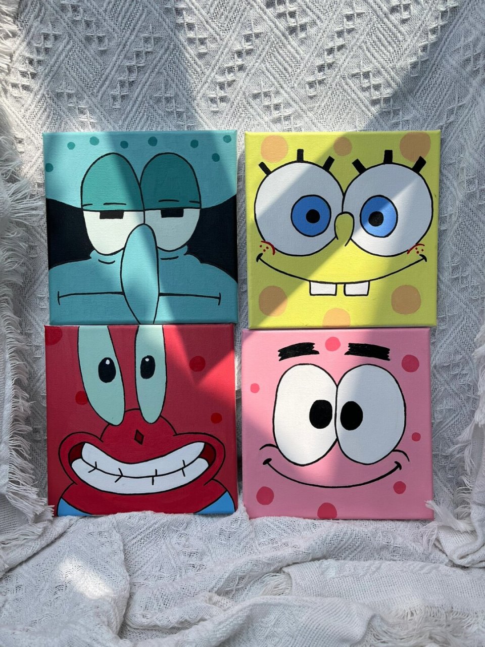 丙烯画|临摹 海绵宝宝  绘画步骤:  起型:使用硬铅轻轻描绘出画面中的