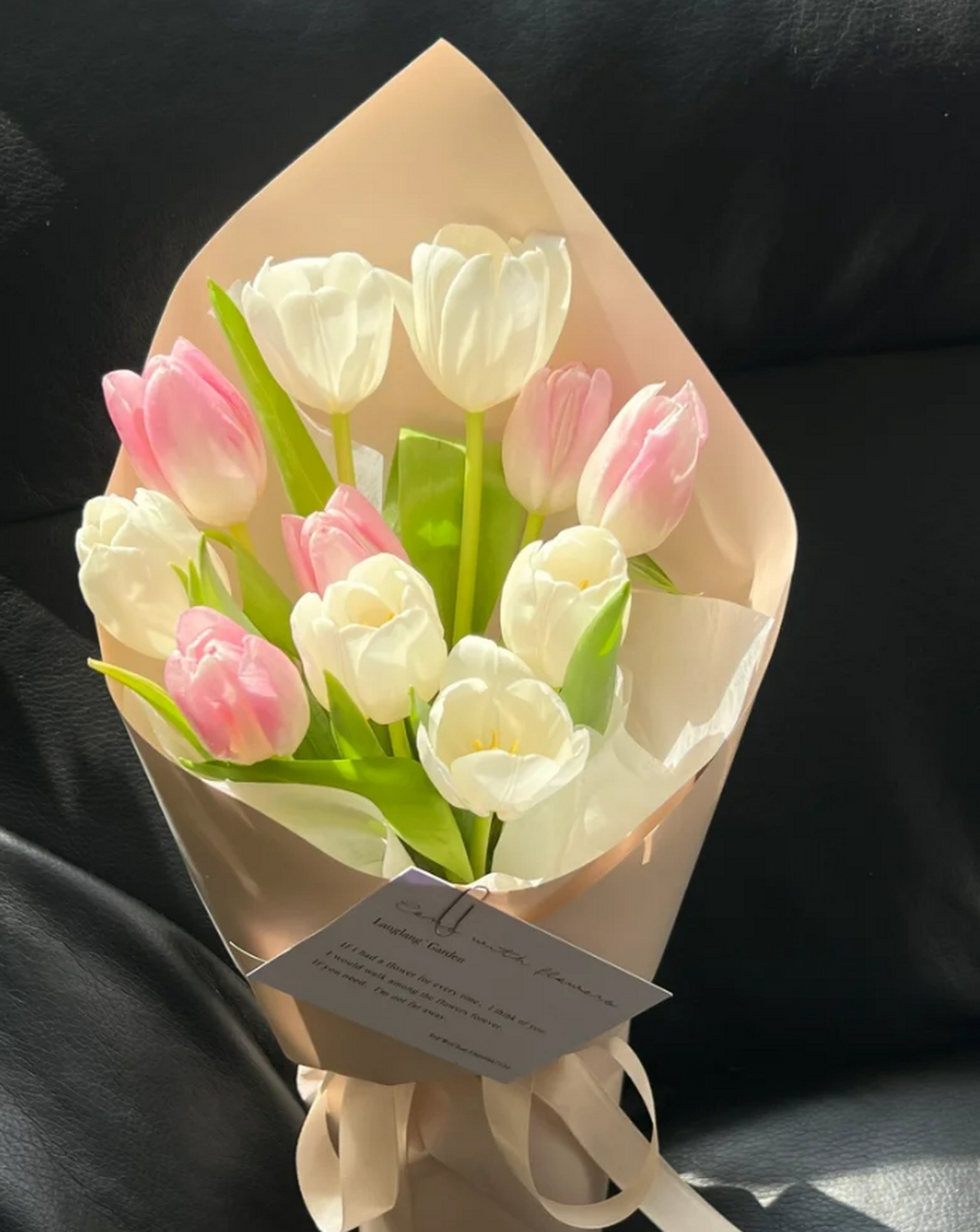 闪耀之花:会发光的郁金香花束 在幽暗的角落,一束郁金香独自绽放,散发