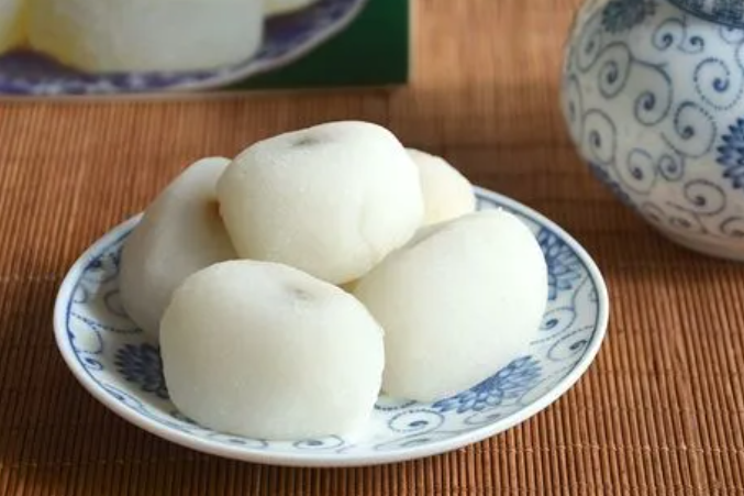 江西糍粑糕点是一道具有浓郁地方特色的传统美食,以糯米为主要原料