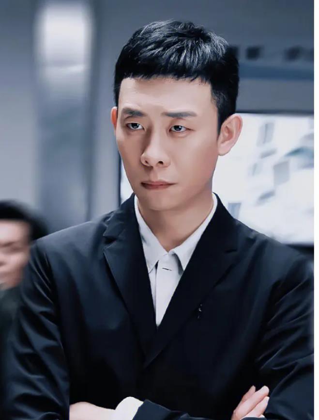 45岁张译暖心回乡探亲,父子同框惊现神似五官,网友热议不断