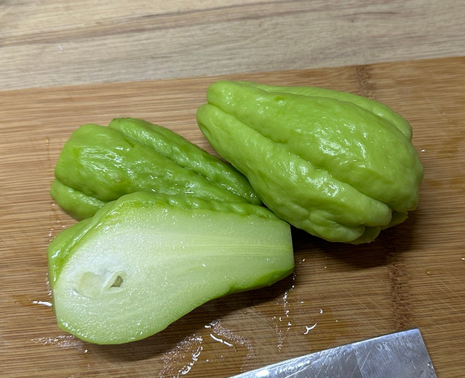 将佛手瓜切成薄片,搭配调料翻炒即可.