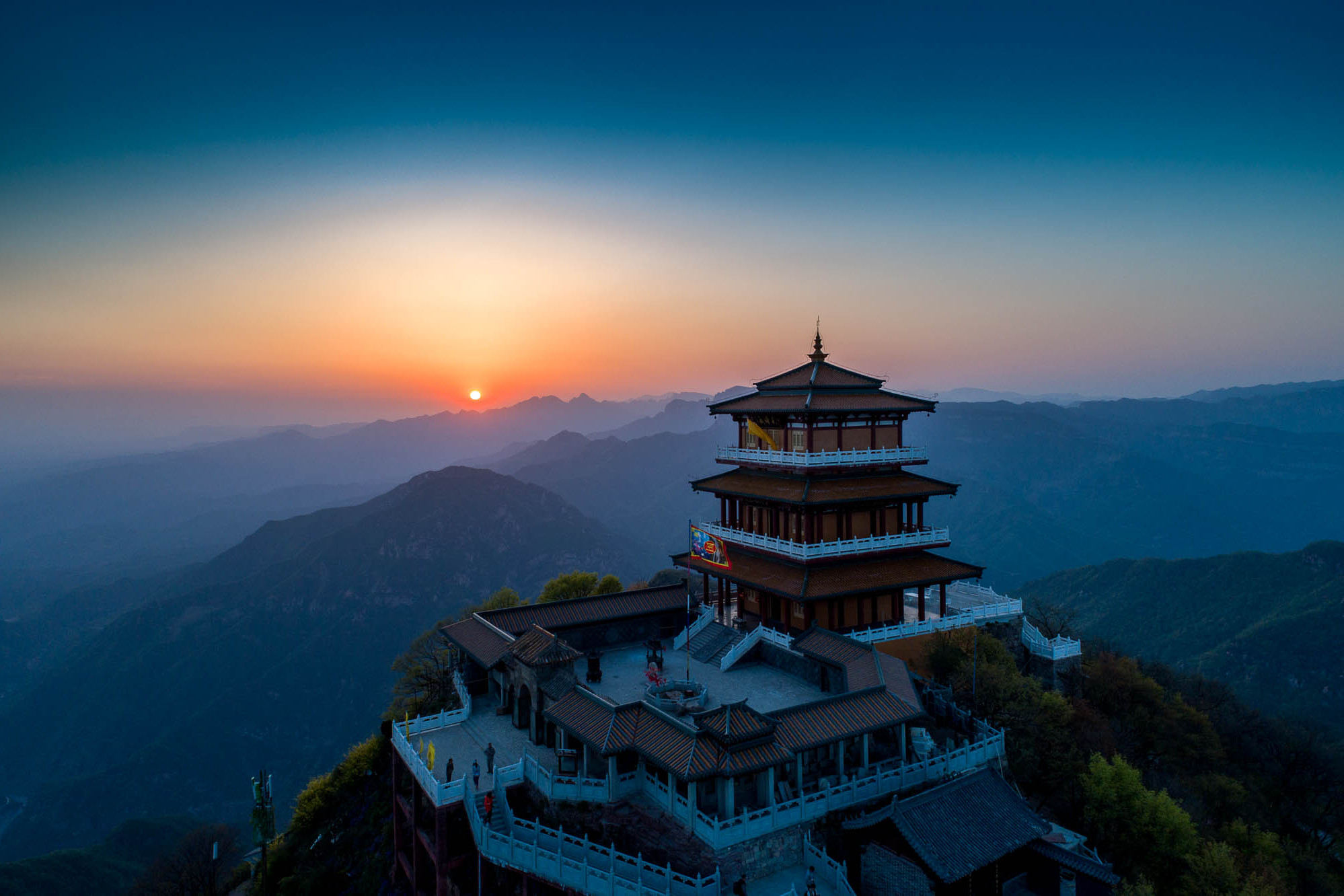 王屋山一日游攻略:早上乘坐索道上山,欣赏自然风光和奇特地貌;中午在