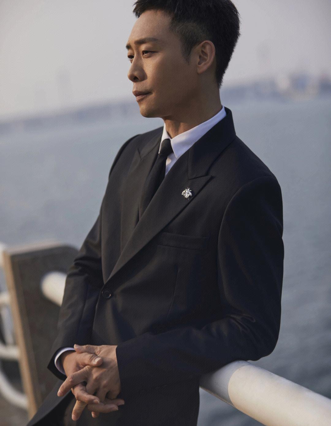 45岁张译暖心回乡探亲,父子同框惊现神似五官,网友热议不断