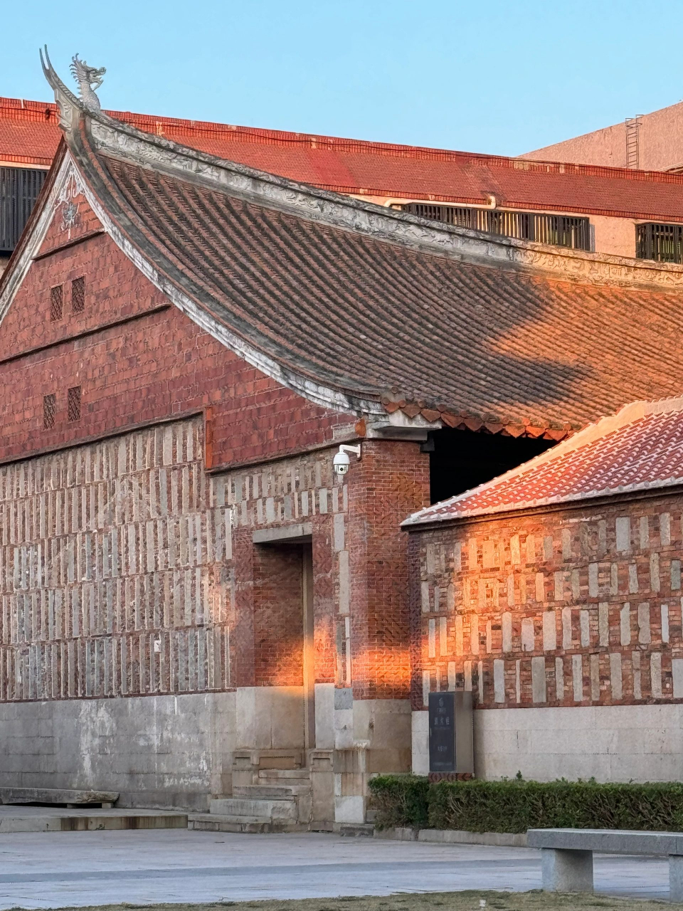 泉州文庙里的"出砖入石"与"烟炙砖" 出砖入石"是闽南传统建筑中常见的