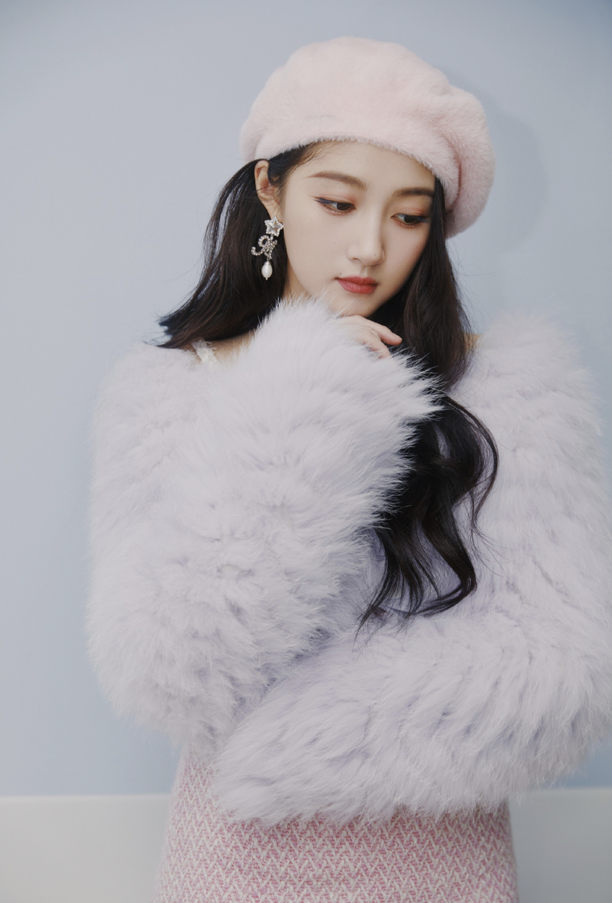 关晓彤央视跨年晚会造型,香芋紫外套搭配粉色贝雷帽,再加上蜜桃妆的