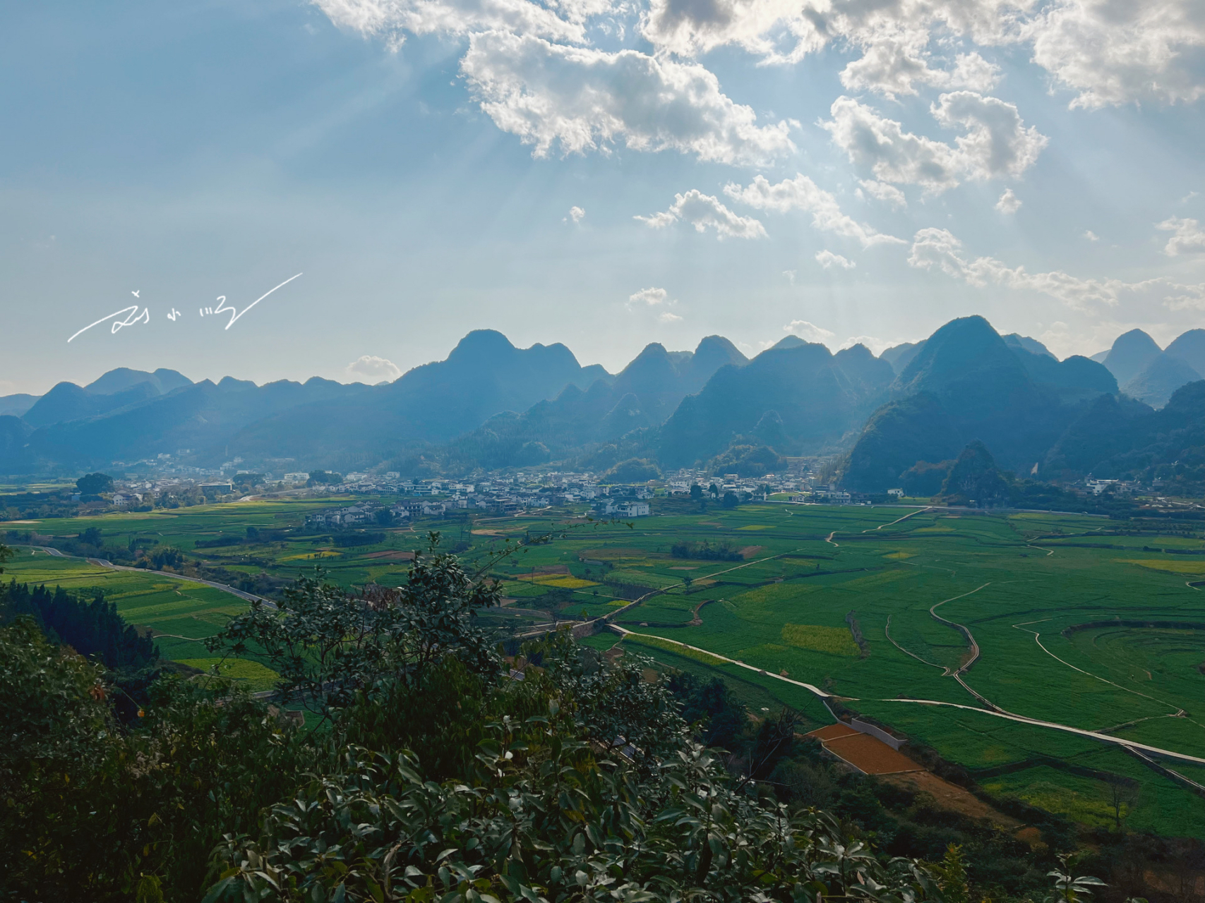 兴义市位于贵州省西南部,是黔西南州的首府,被誉为"三省通衢","黔桂锁