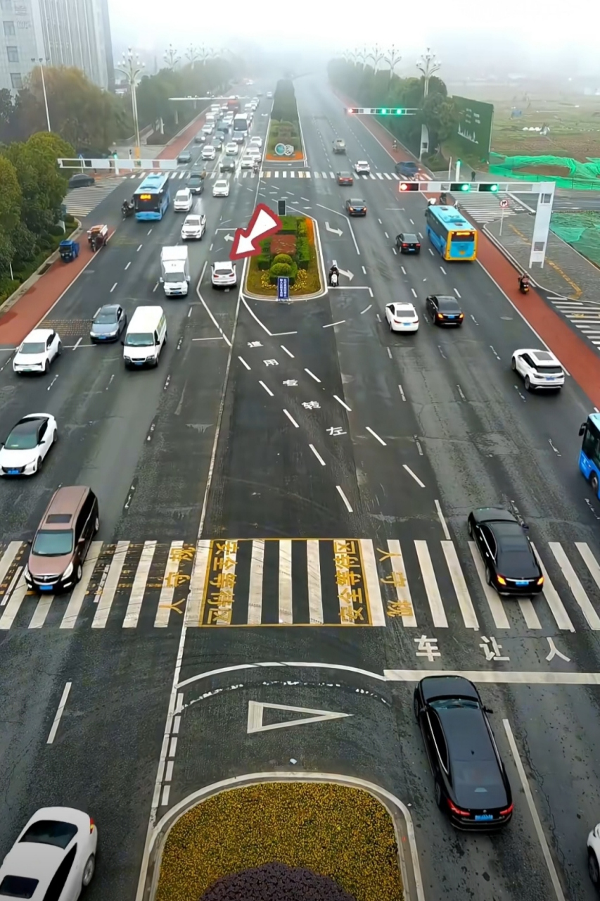 这种左转道第一次见,拉长了左转的车辆距离,非常合理!