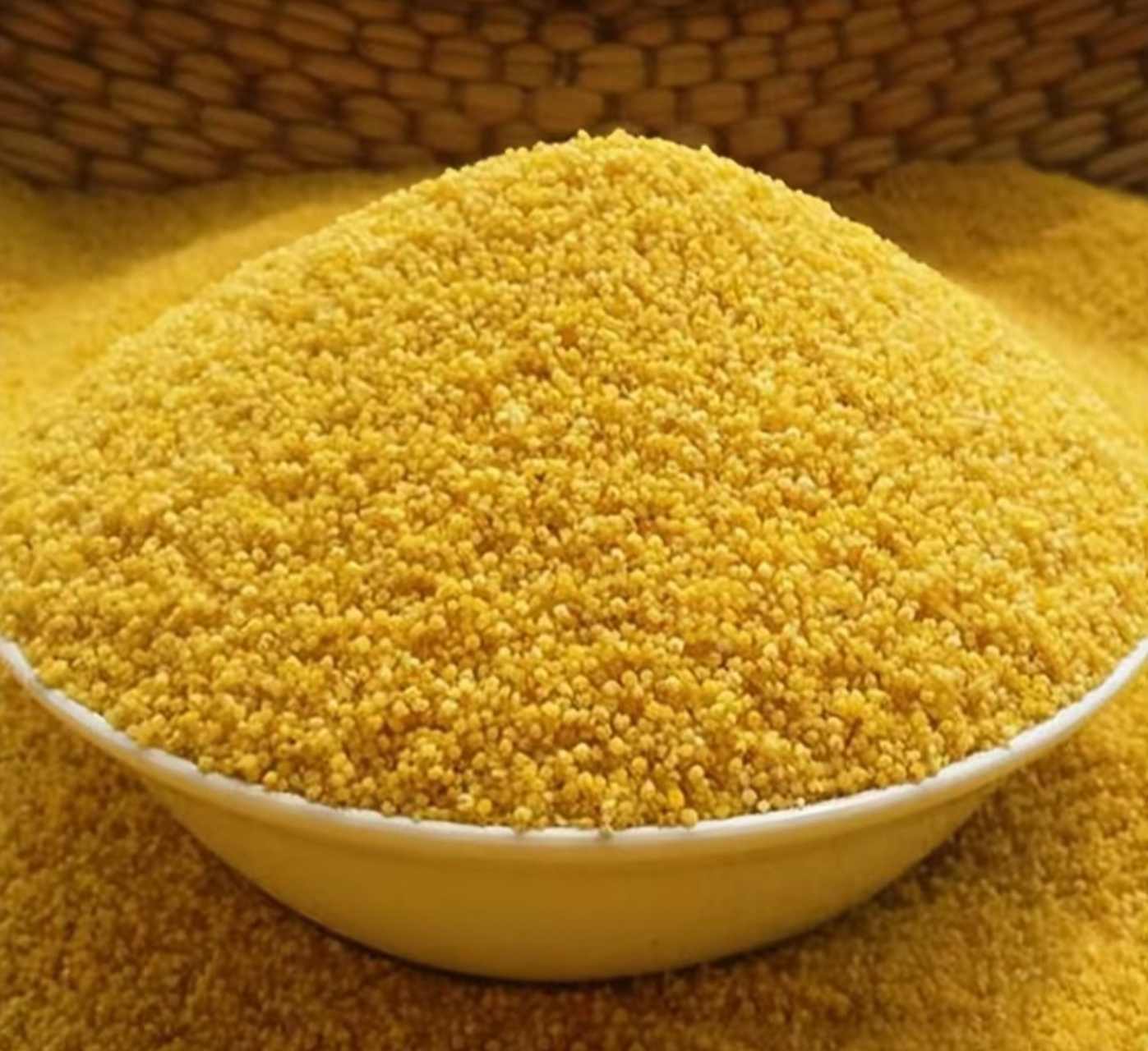 小米作为一种古老的粮食,素有"五谷杂粮之首"的美誉