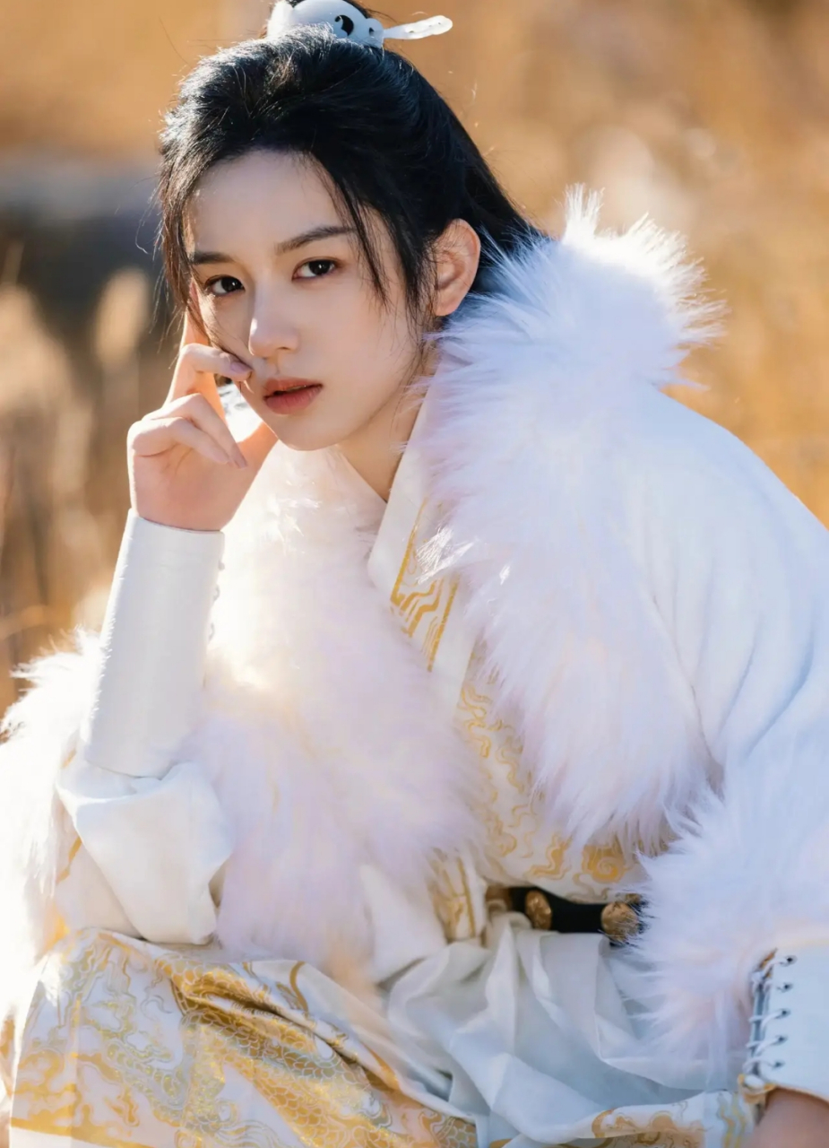 女演员周也在新戏《锦月如歌》中的女扮男装造型引起了网友们的热烈