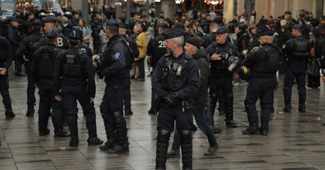 法国警方计划在全国范围内部署9万名警察,其中巴黎约有6000名警察