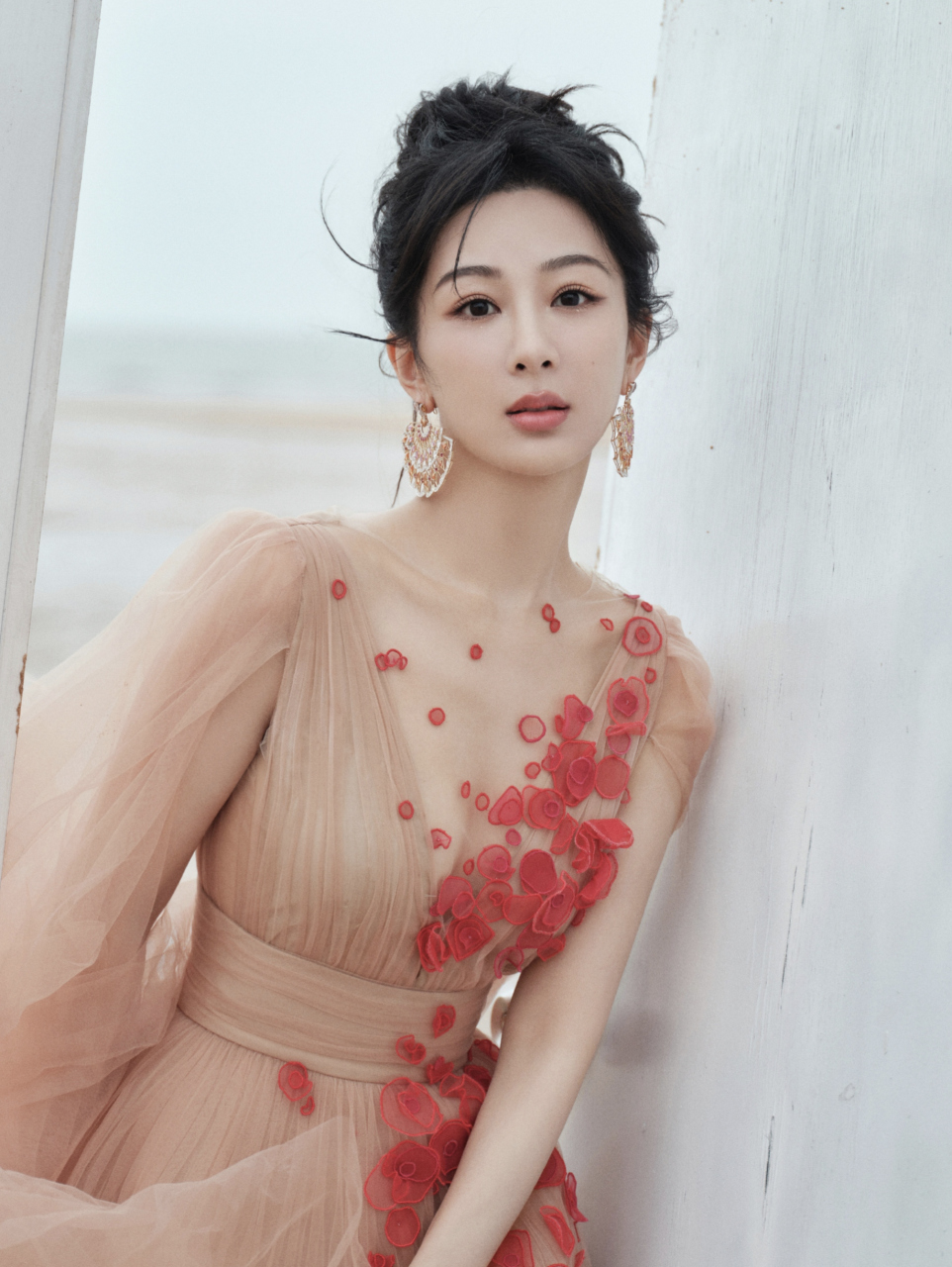 杨紫跨年晚会造型杏色花朵裙好温柔.