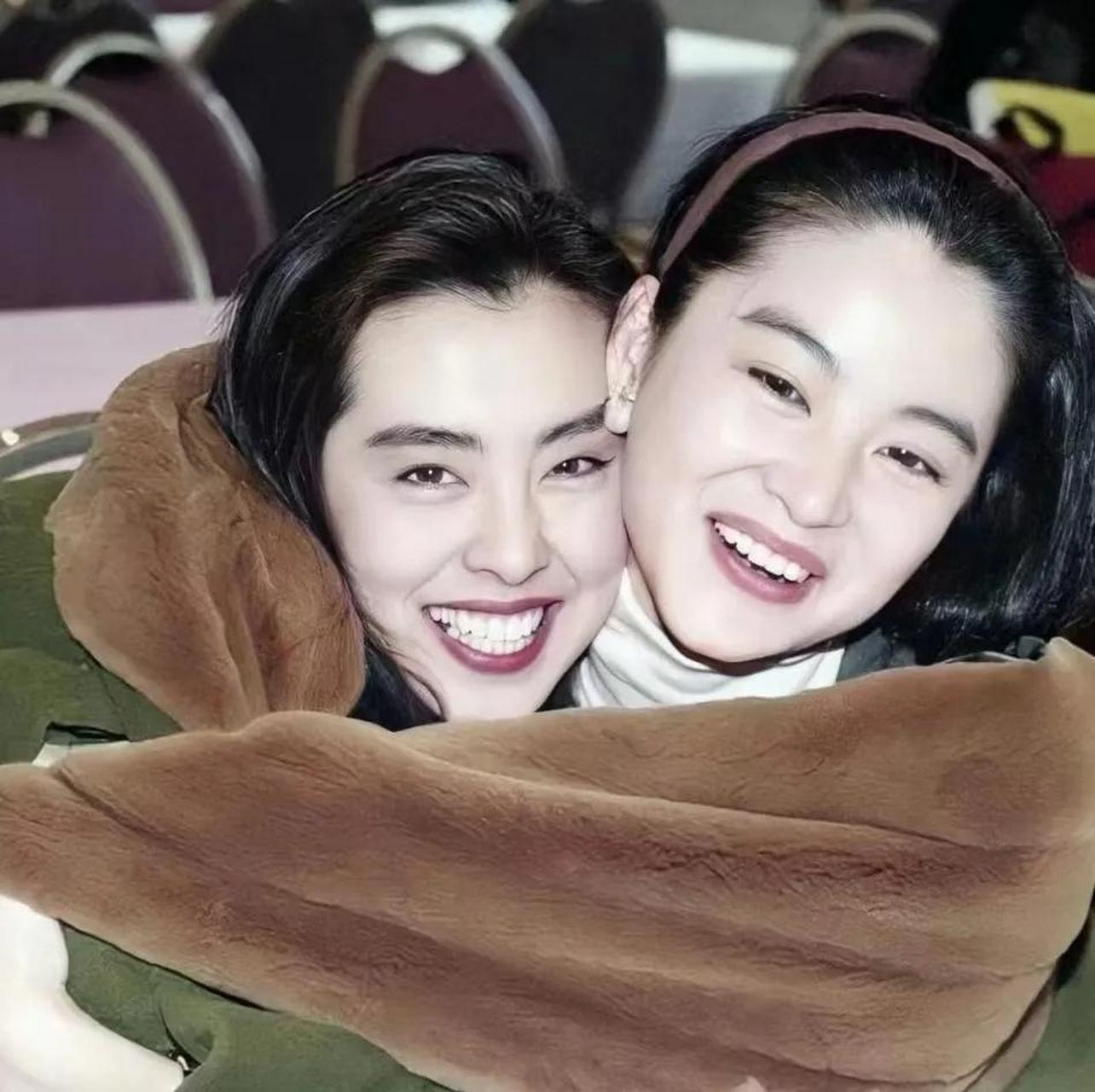 这是王祖贤与林青霞早期的合照,俩人一直关系不错,是对好闺蜜.