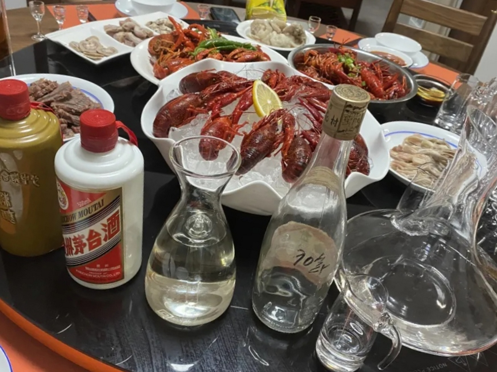 老领导退休,晚上科室聚餐送行,新领导在酒桌上当着老领导的面说你的人