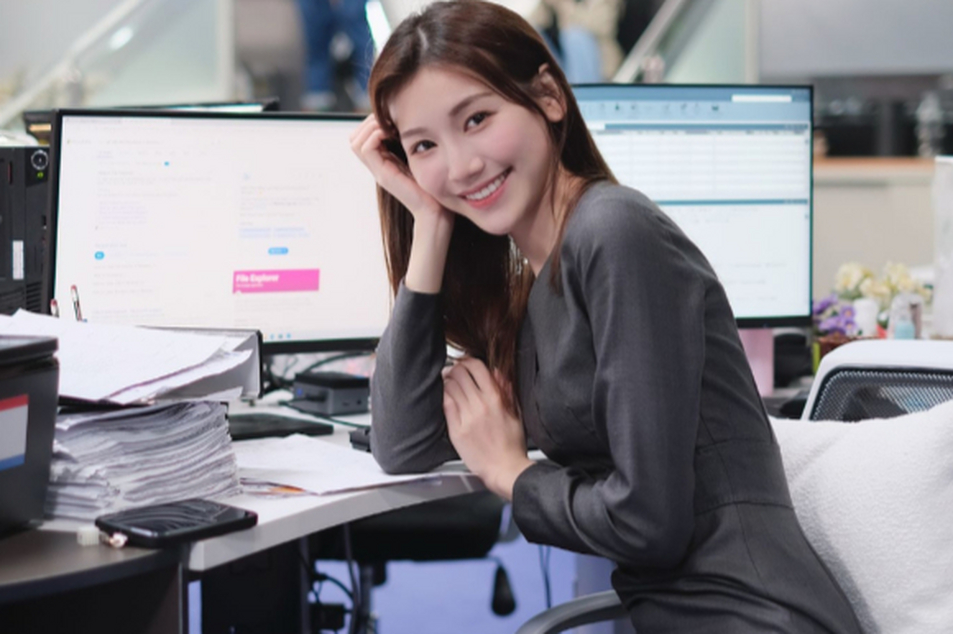 邓美欣,港姐参赛者,主持人及热门剧集领衔演员,用甜