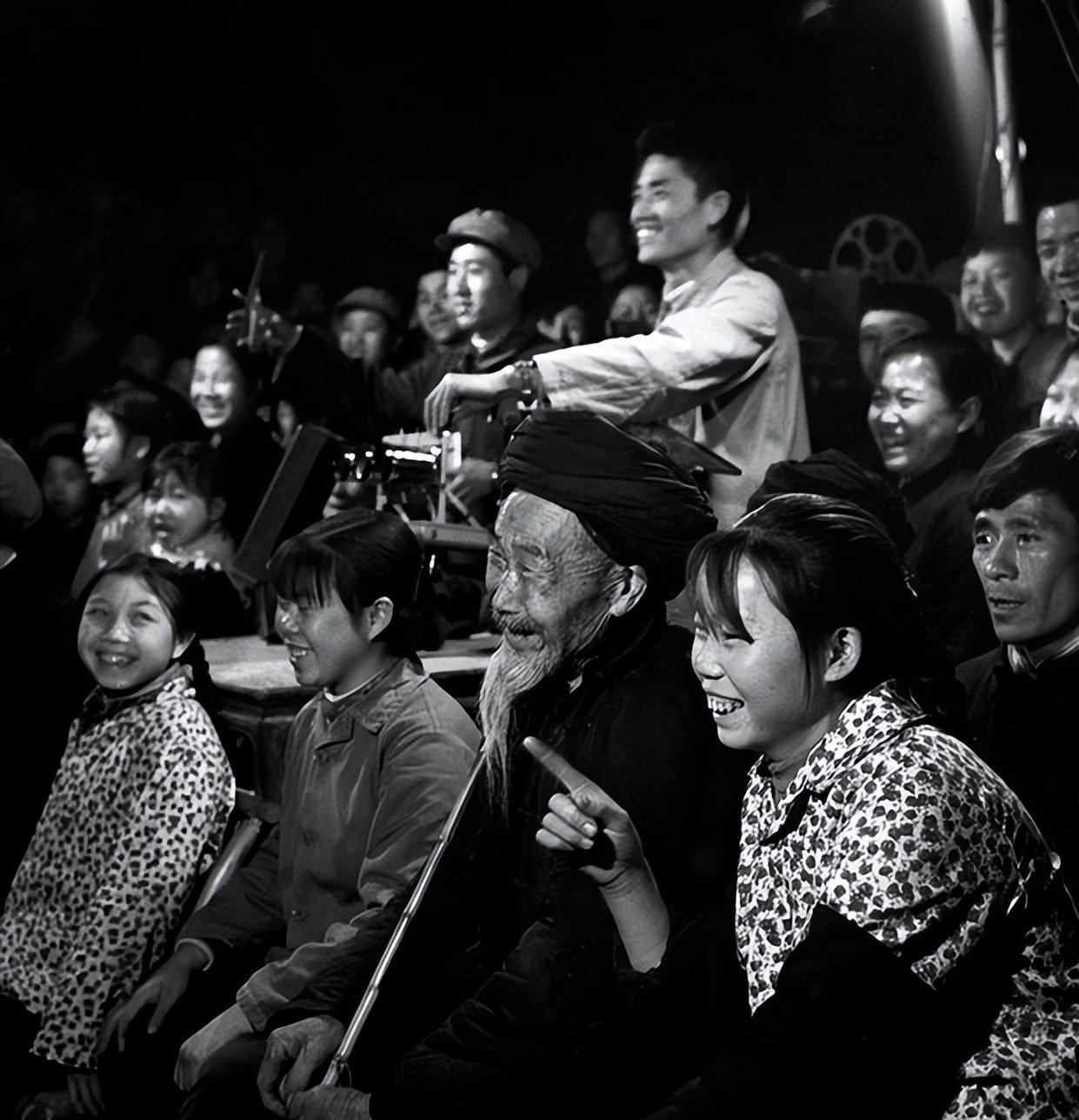 当时电视还没有在农村普及,就使得村里偶尔组织的露天电影成为那个