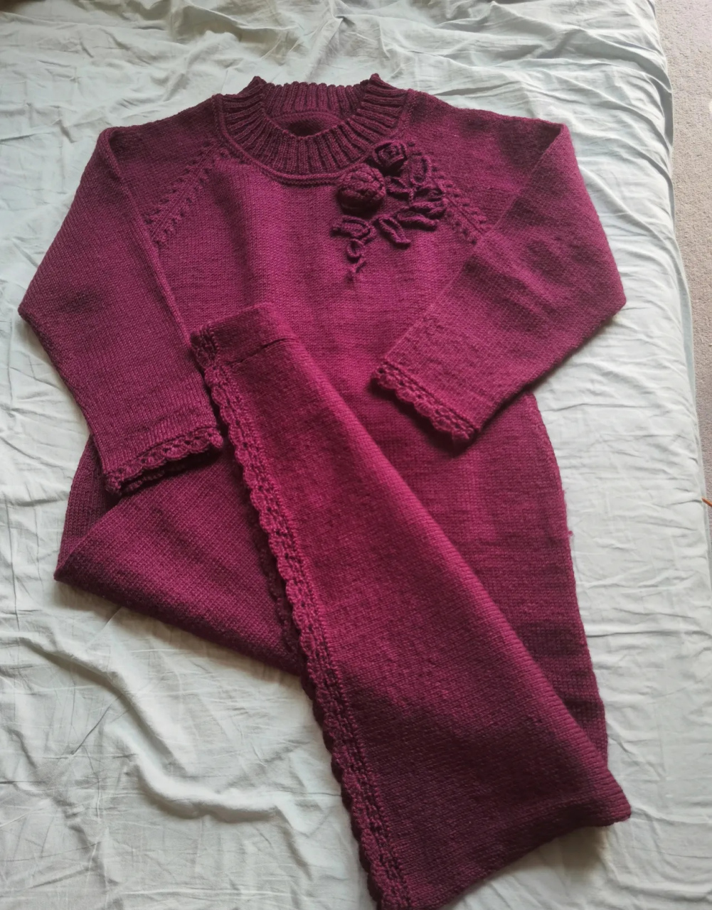 闺蜜打了条毛线裙送给了我,很喜欢,毛线裙是从上往下织的,有点短,和