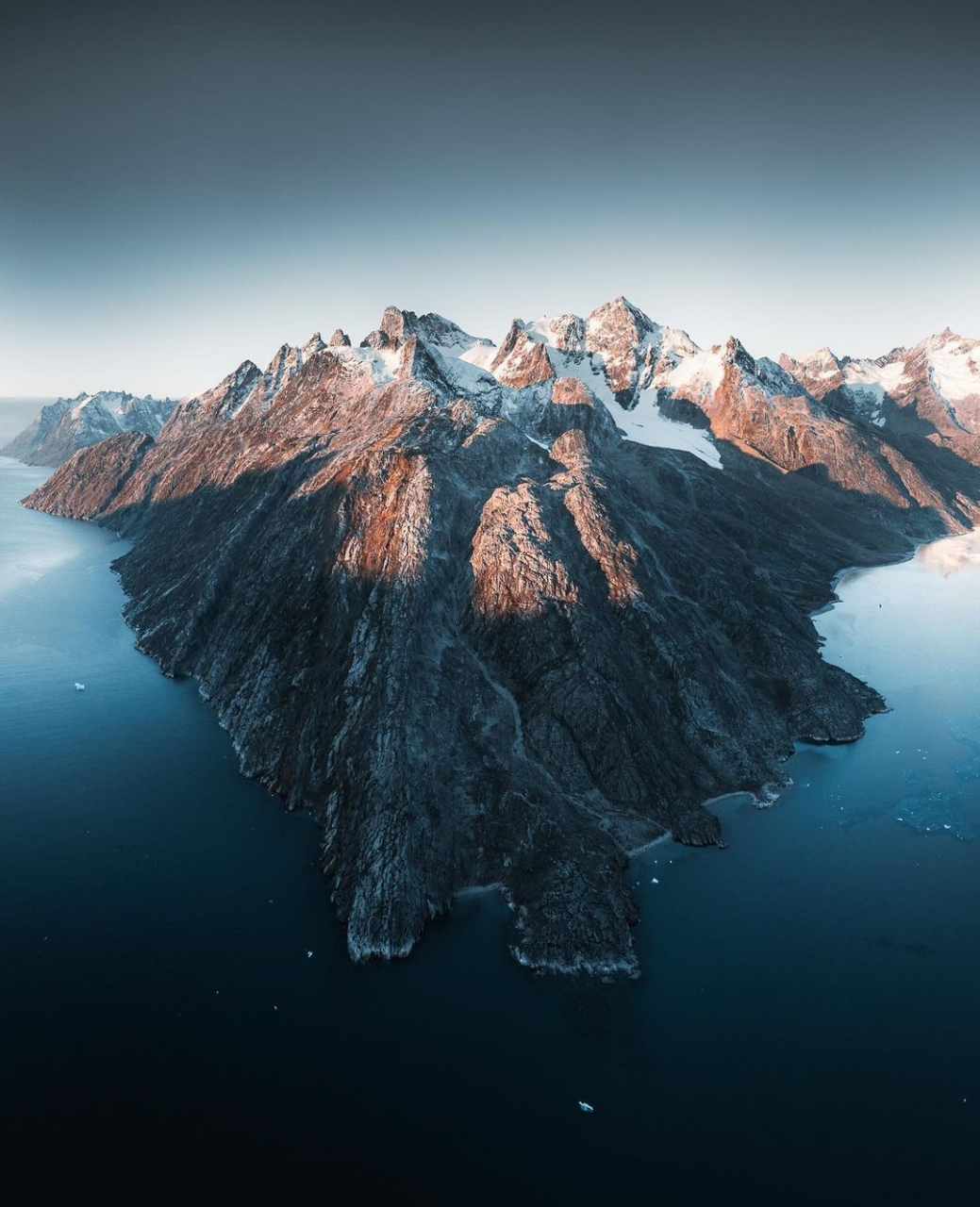 摄影师norris niman拍摄的一组格陵兰岛的风景,展现了冰雪世界的奇观